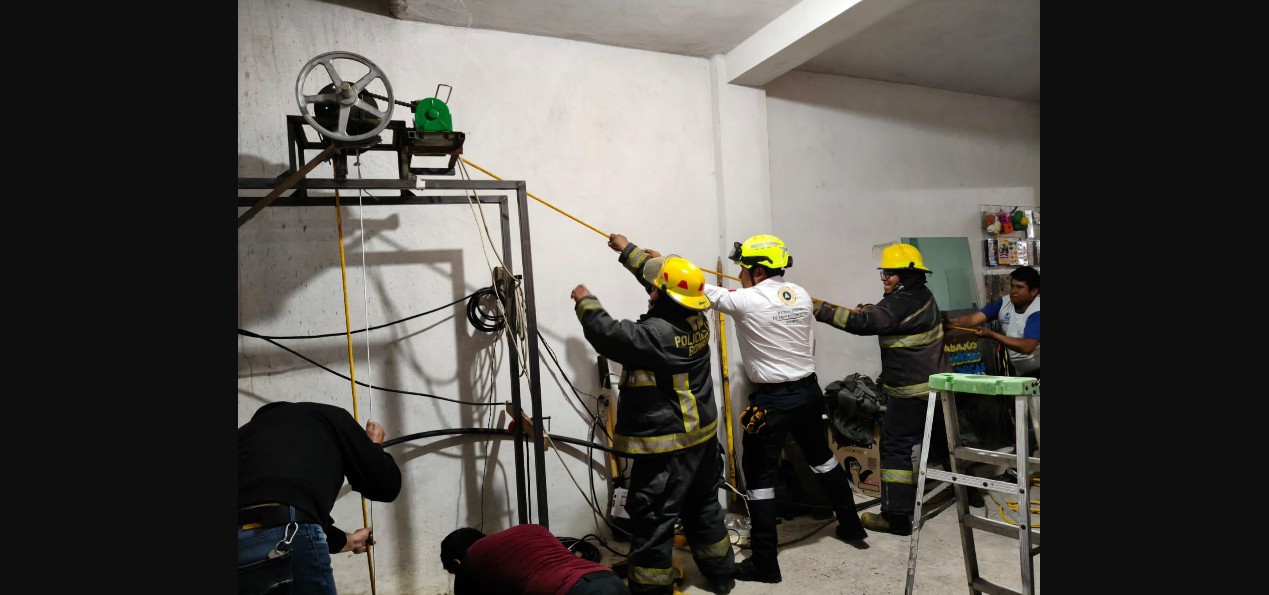 Rescate de personas en un pozo en Cholula.