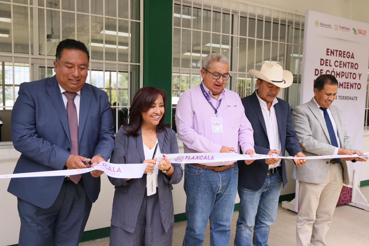 Centro de cómputo entregado en el CECyTE de Terrenate.