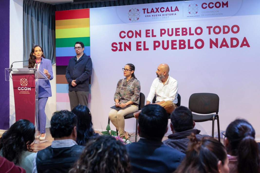 Mariana Espinosa durante conferencia sobre programas sociales en Tlaxcala.