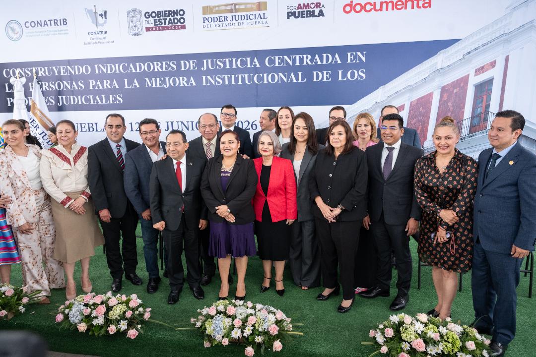 Autoridades judiciales durante presentación de proyecto de justicia en Puebla.