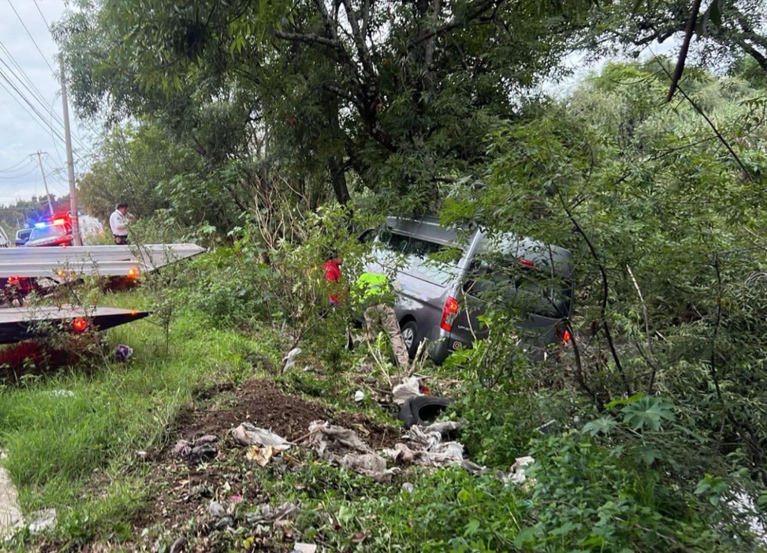 Unidad de transporte de personal sale del camino en Sanctorum; autoridades atienden la emergencia