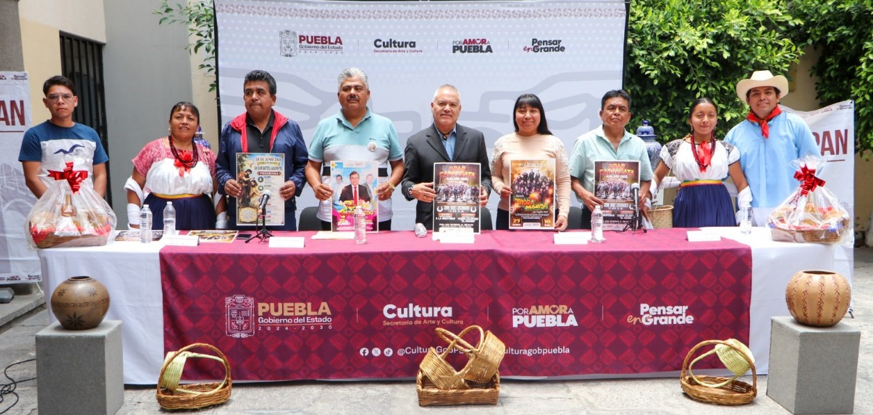 Visitantes recorren la Feria Patronal San Juan Bautista en Ajalpan.