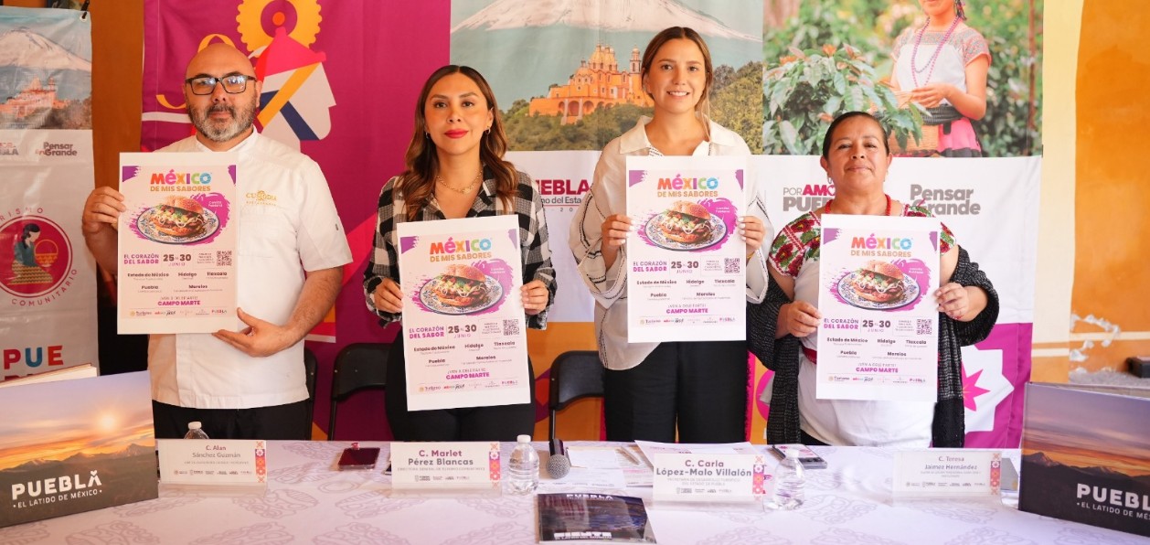 Platillos tradicionales de Puebla presentados en un festival gastronómico.