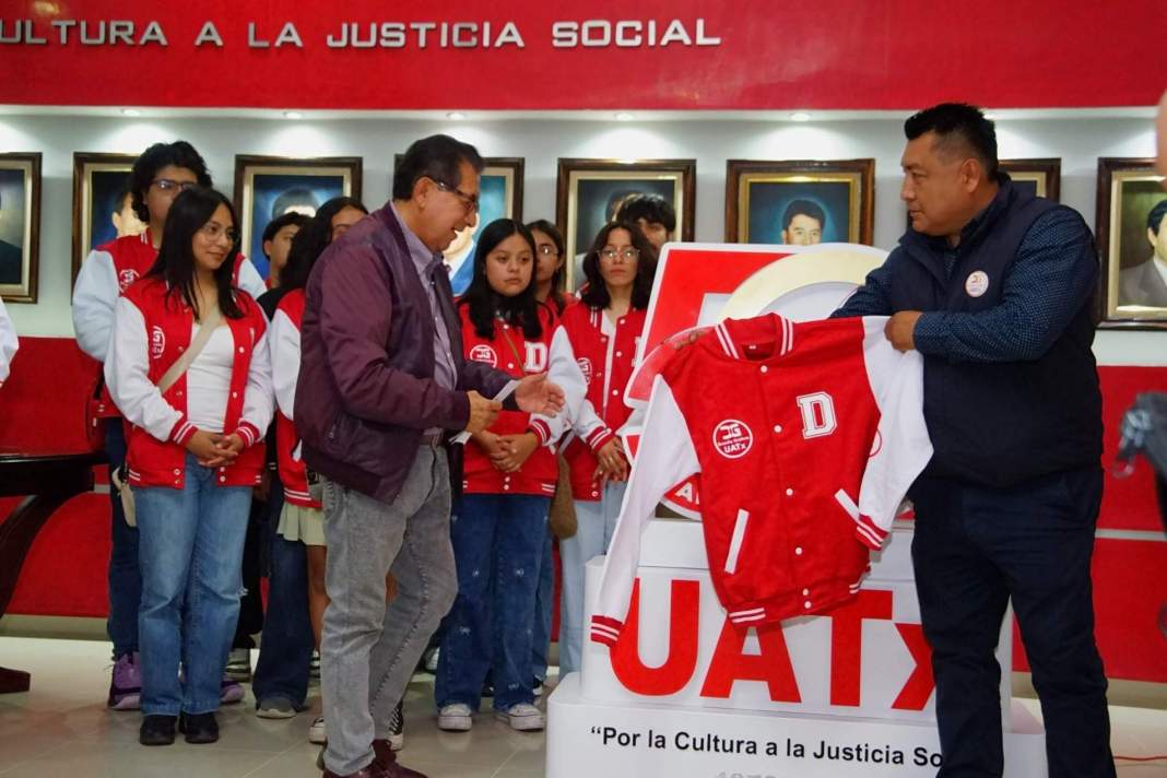 Estudiantes entregan logotipo 3D del 50 aniversario de la UATx.