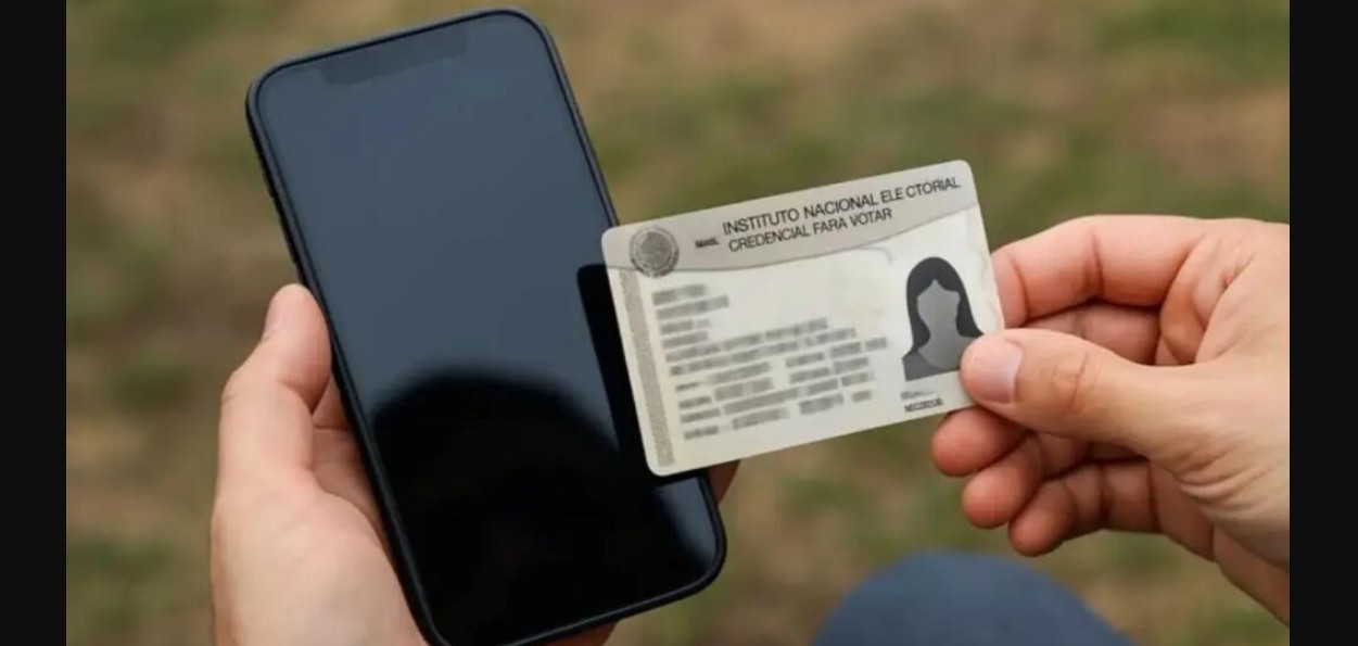Persona registra su línea celular desde un teléfono móvil.