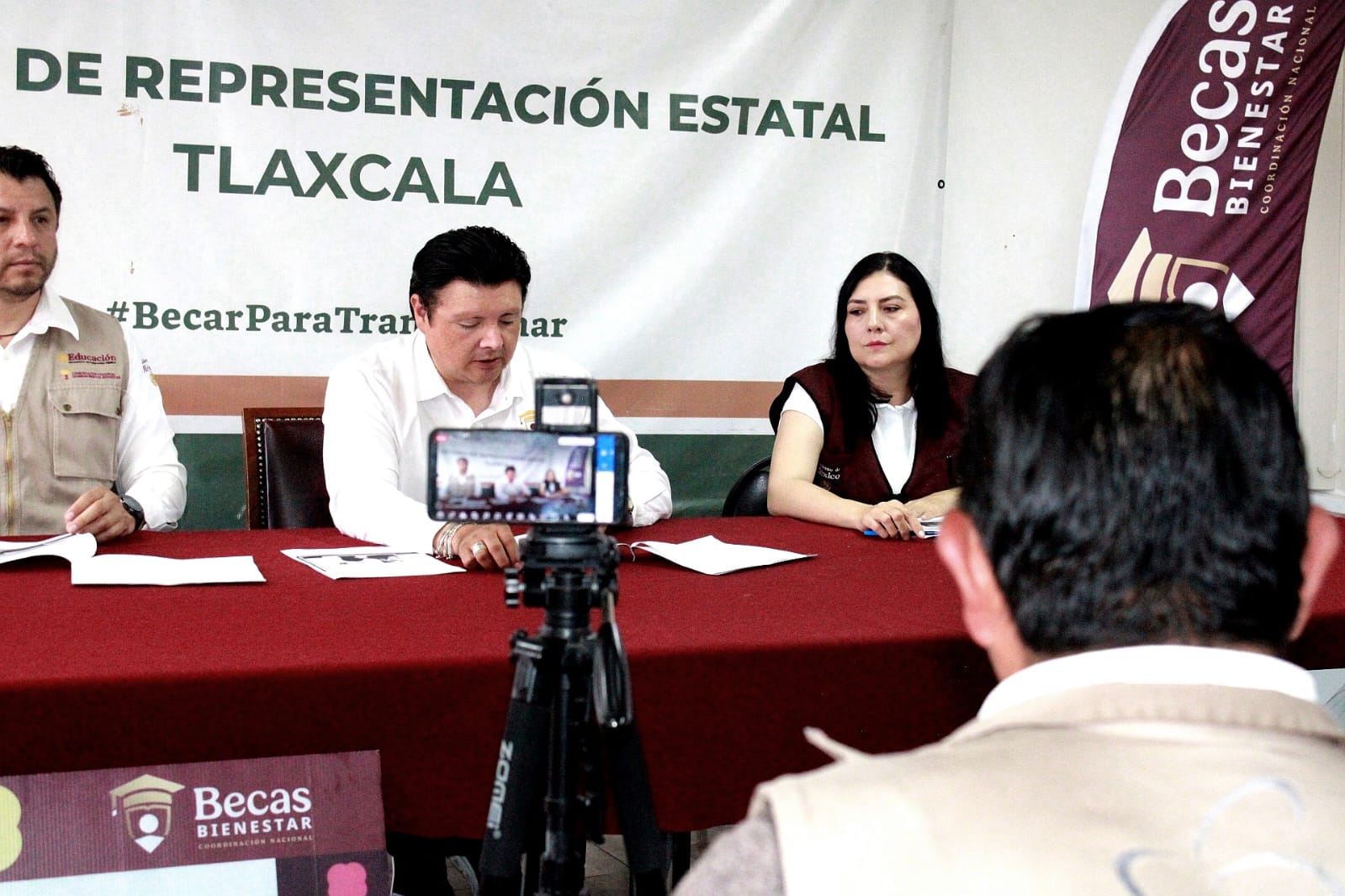 Entrega de apoyos y becas para estudiantes en Tlaxcala.