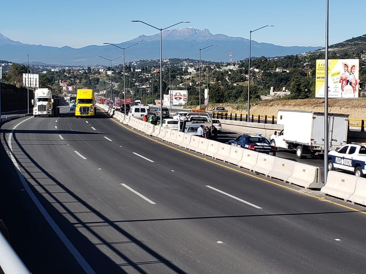 Vehículos circulando sobre la carretera Apizaco-Tlaxcala.