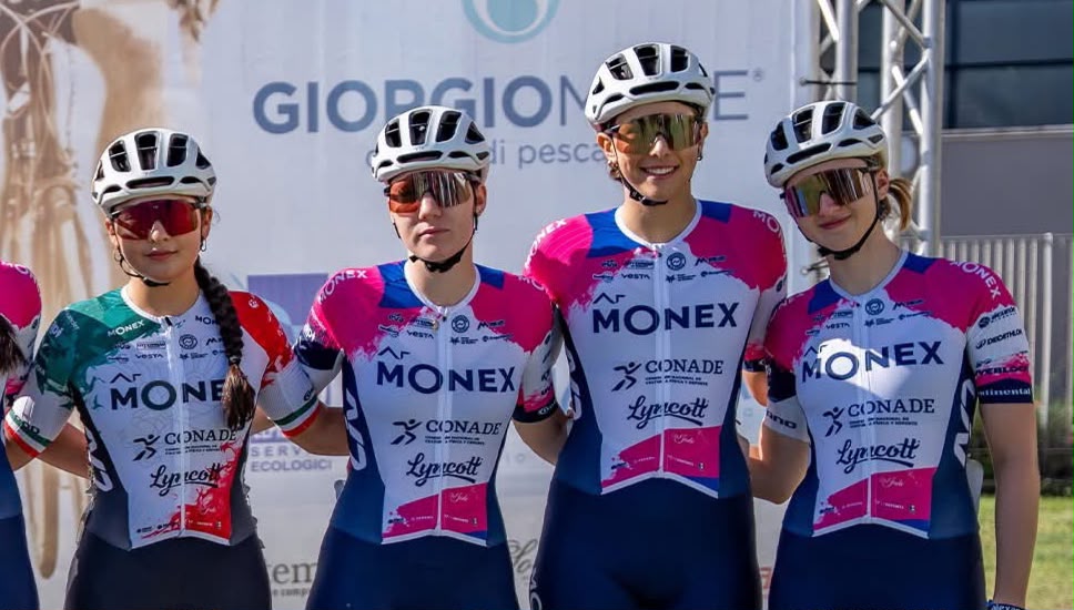 Natalia Pineda compite en una carrera de ciclismo en Italia.