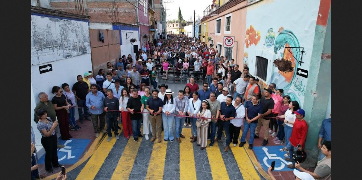Autoridades inaugurando calle pavimentada en Atlixco con trabajos de infraestructura urbana