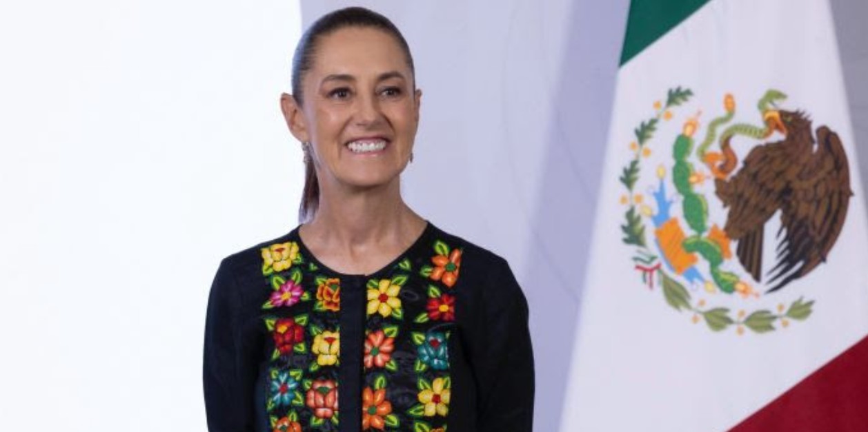 Anuncio de viajes turísticos en México con tren Maya, avión y destinos del sureste