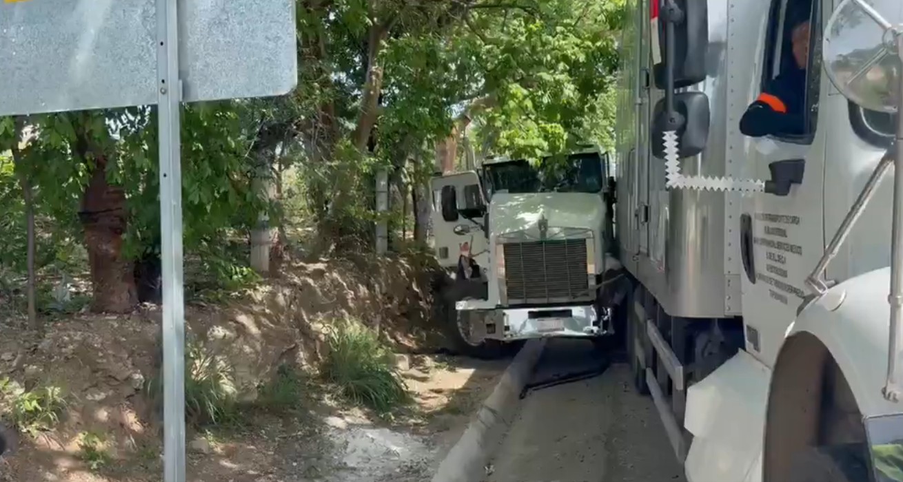 Camión de carga accidentado tras fallar los frenos en bloqueo vial en Tuxtla Gutiérrez