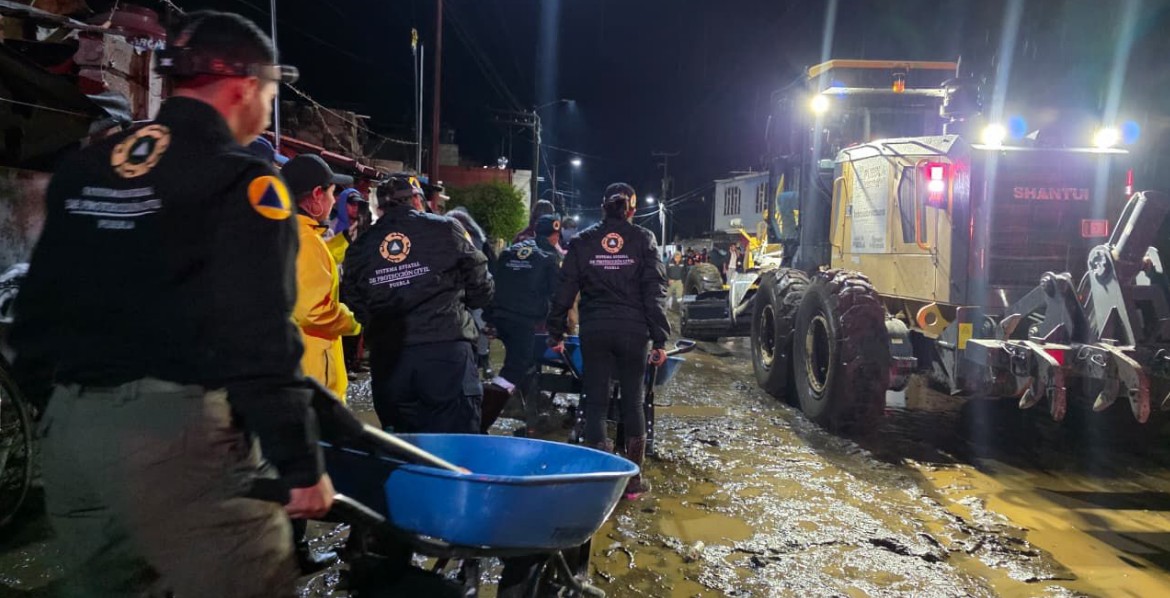Labores de Protección Civil tras desbordamiento de río en Puebla