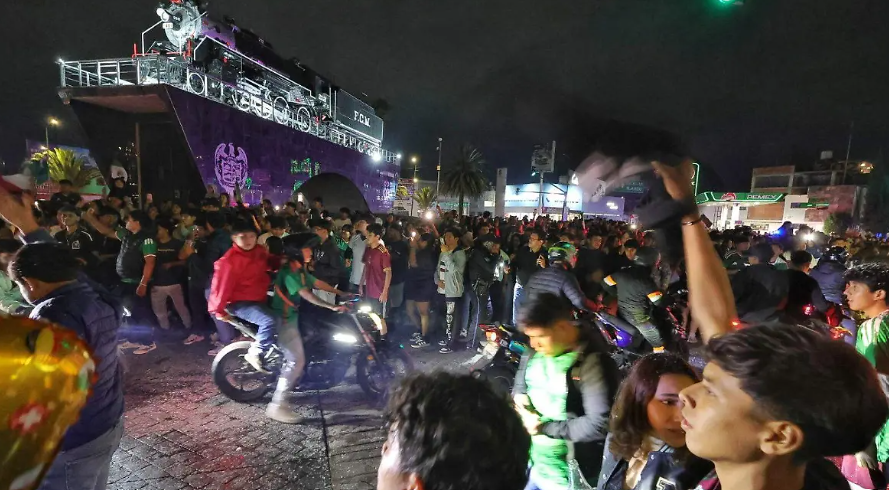 Aficionados celebran en Apizaco el triunfo de México en el Mundial 2026.
