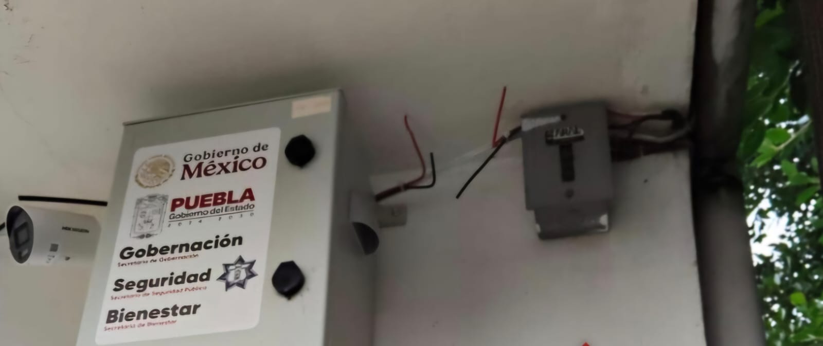 Delincuentes saquean equipo tecnológico de bachillerato en San Luis Tehuiloyocan