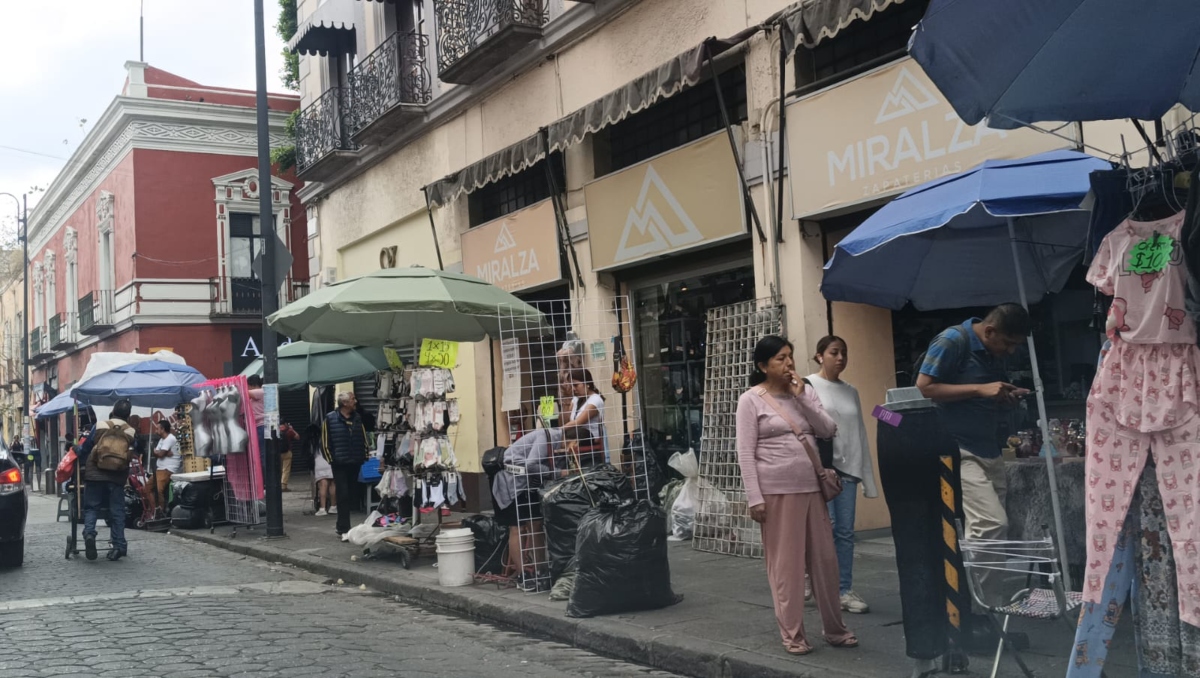 Ambulantaje rebasa al Ayuntamiento de Puebla; comerciantes acusan fracaso de operativos en el Centro Histórico
