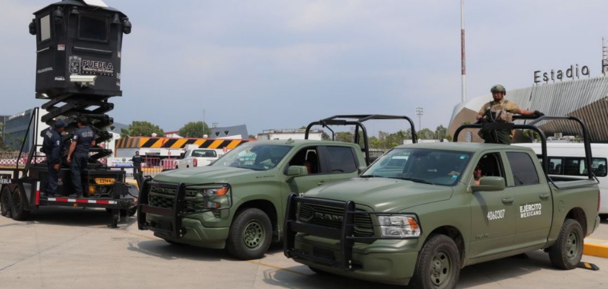Elementos de seguridad durante un operativo en Puebla.