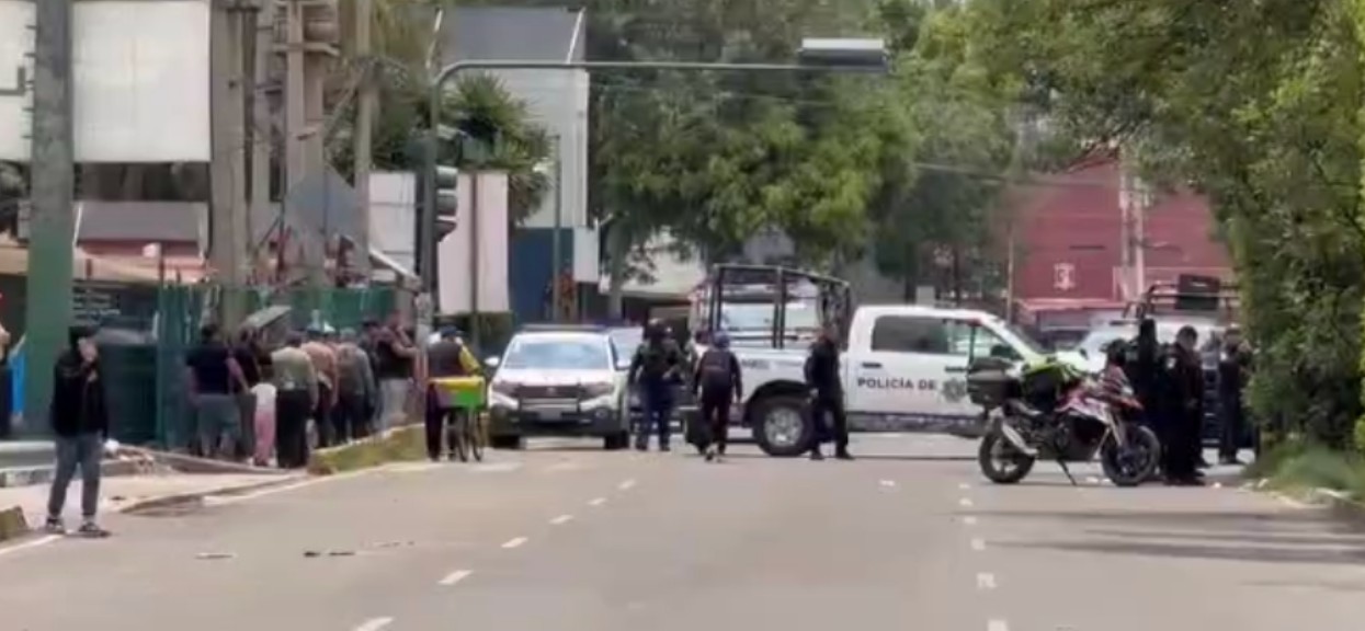 Patrullas y servicios de emergencia cerca del Mercado Morelos.