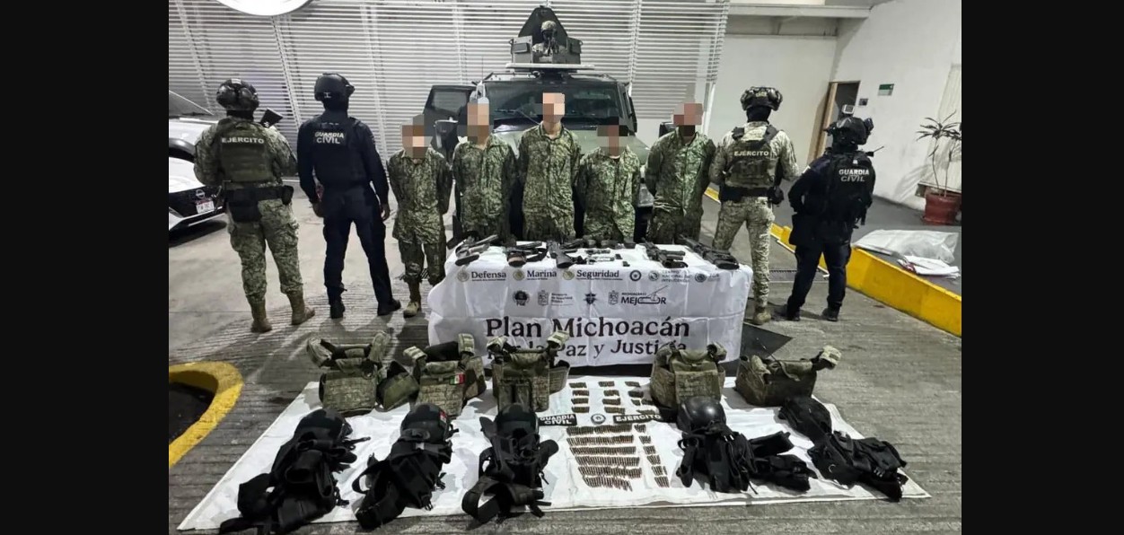 Elementos de seguridad durante un operativo en Michoacán.