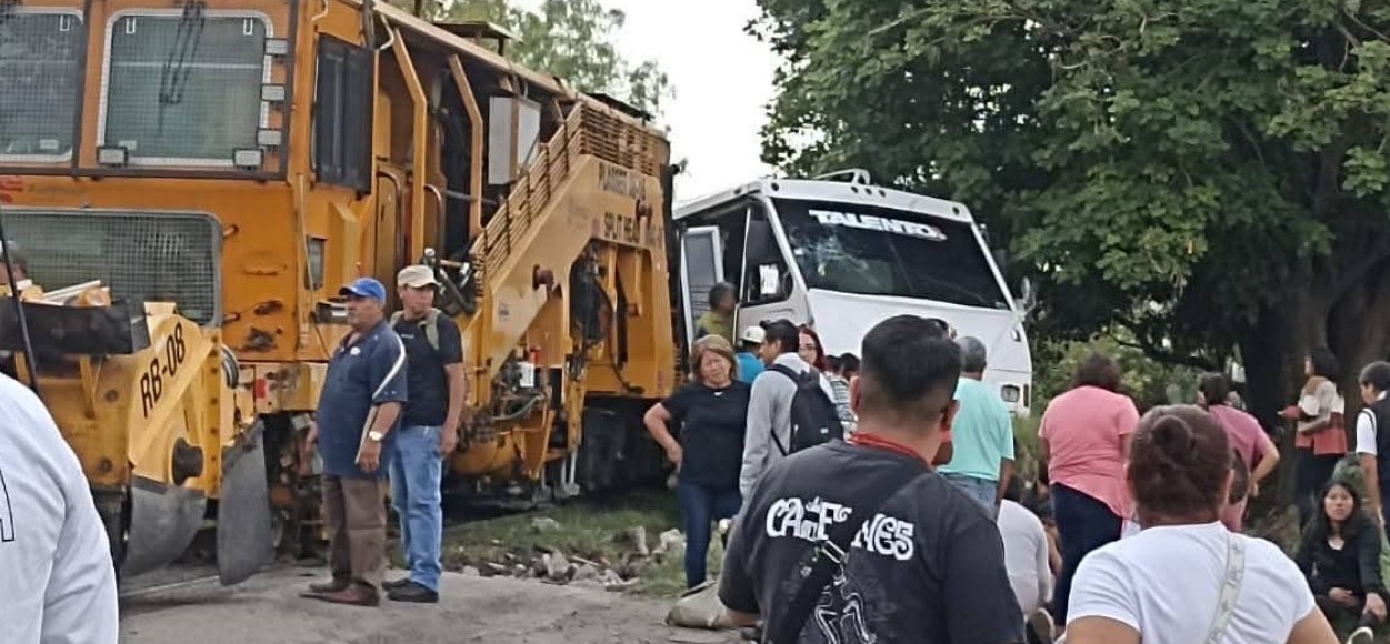 Unidad de Ruta 50 impactada por un tren en Puebla.