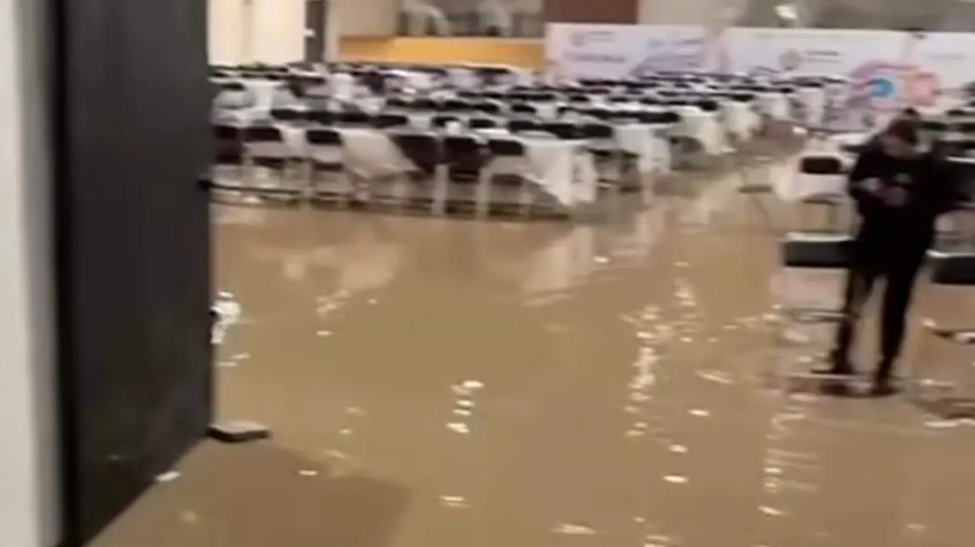 Comedor inundado en el auditorio Emilio Sánchez Piedras de Apizaco.