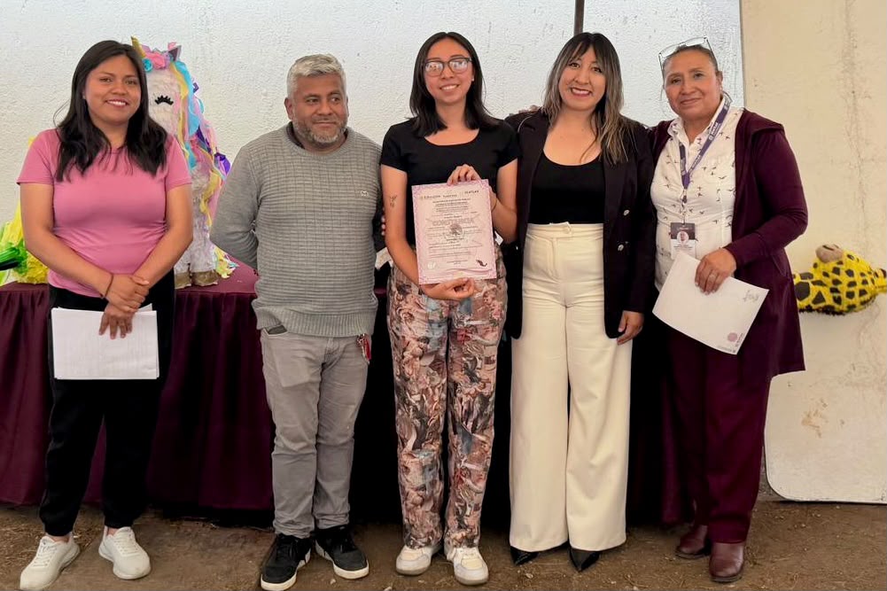 Mujeres reciben constancias tras concluir curso de piñatas en Tlaxcala.