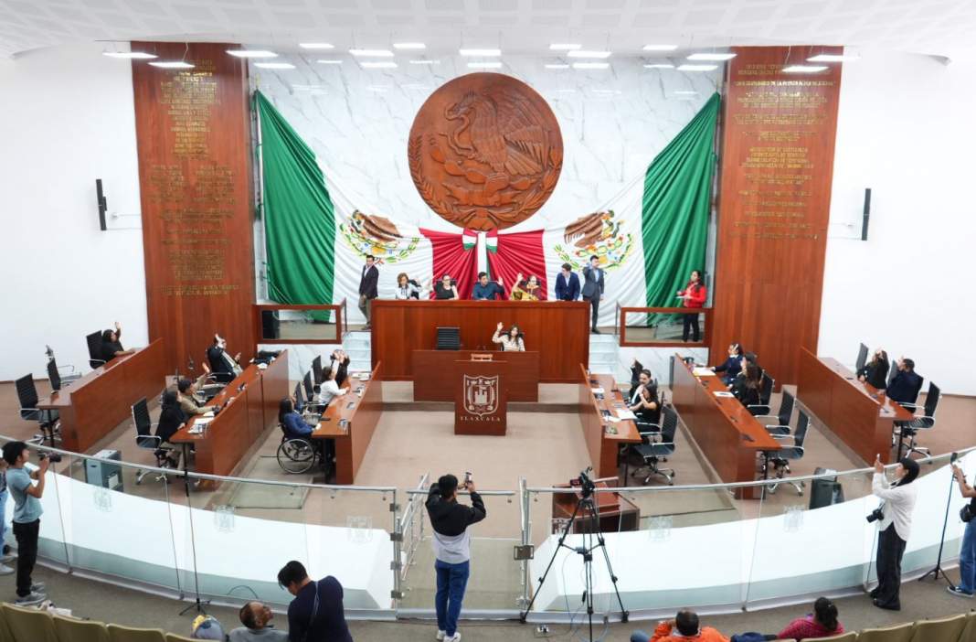 Diputados durante sesión extraordinaria en el Congreso de Tlaxcala.