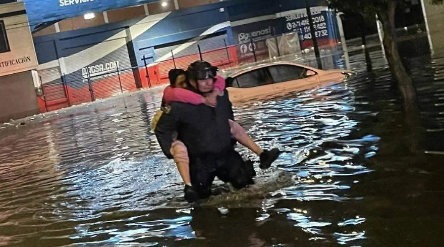 Rescate de personas durante inundaciones en Apizaco.