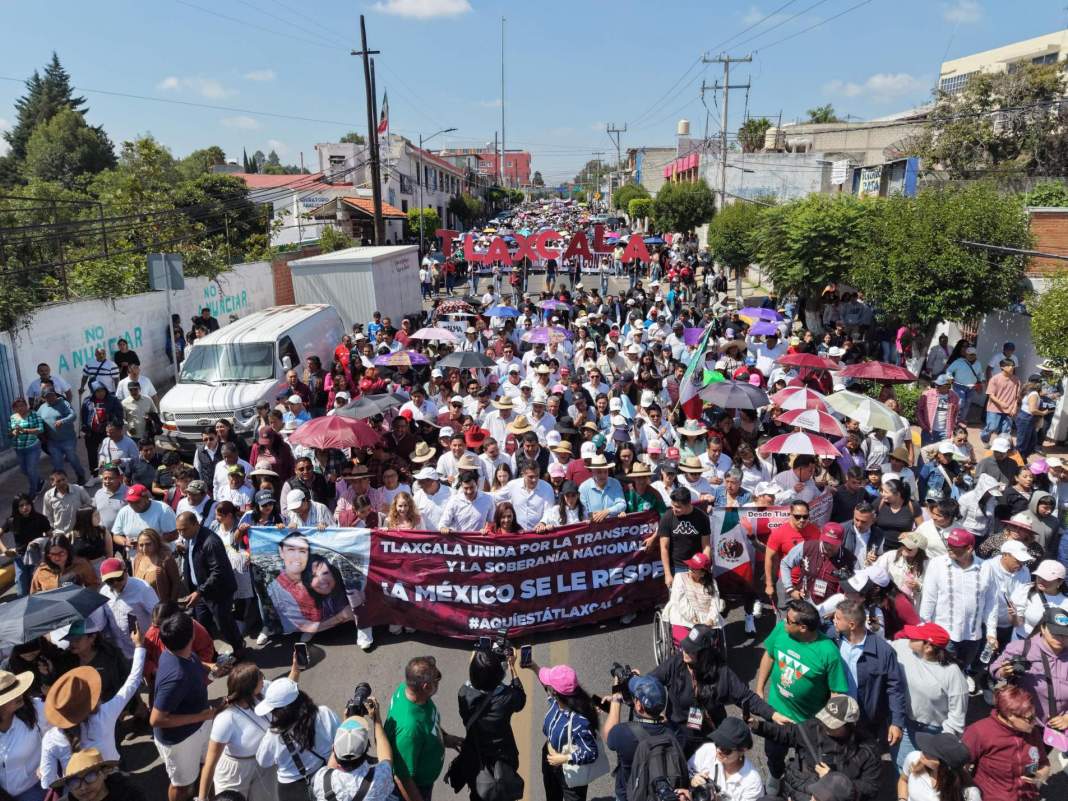 Lorena Cuéllar durante caminata en el centro de Tlaxcala.