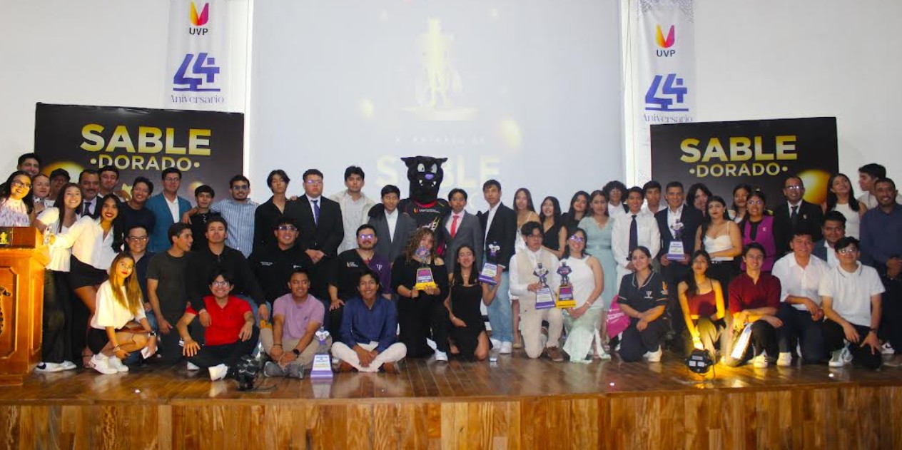 Deportistas de la UVP reciben premios Sable Dorado.