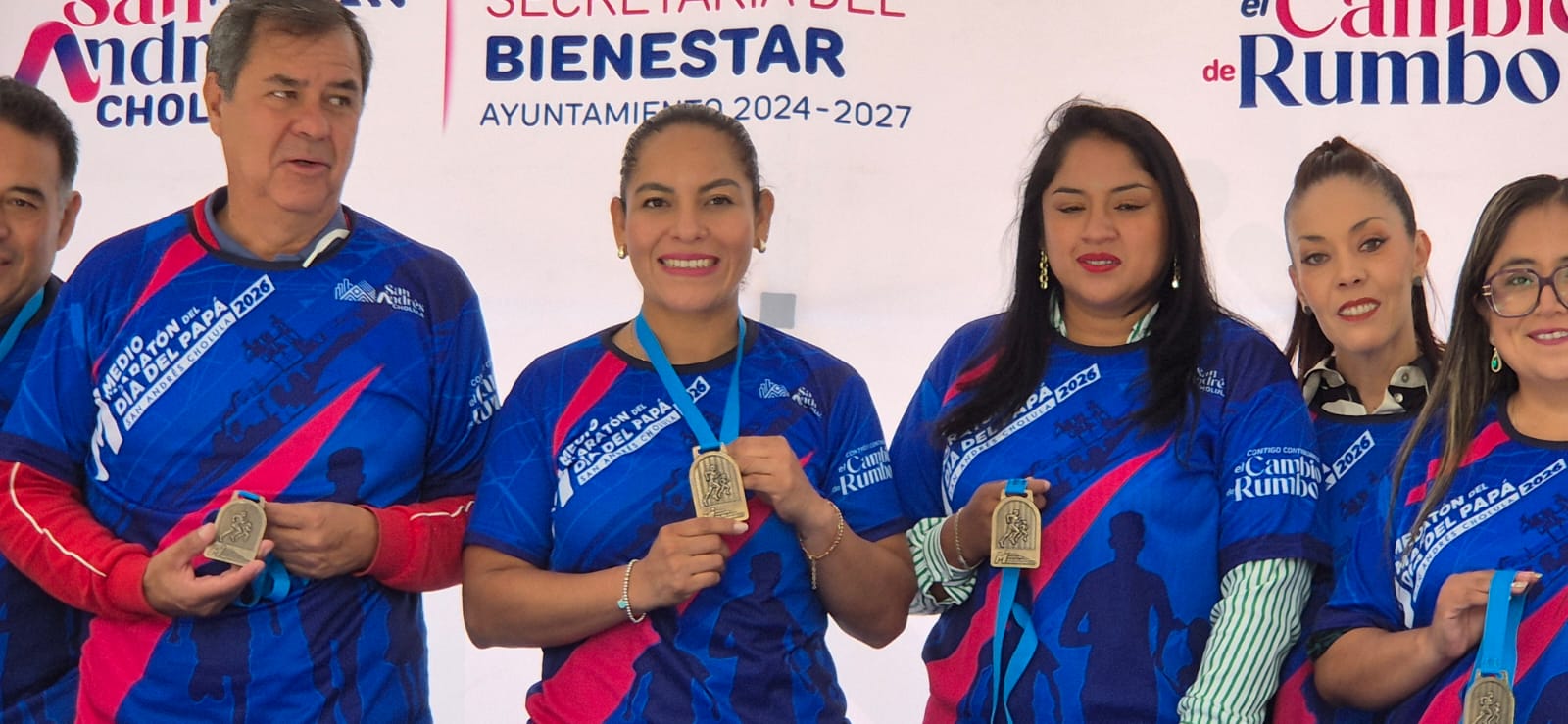 Presentan playera y medalla oficial del Medio Maratón del Día del Padre 2026