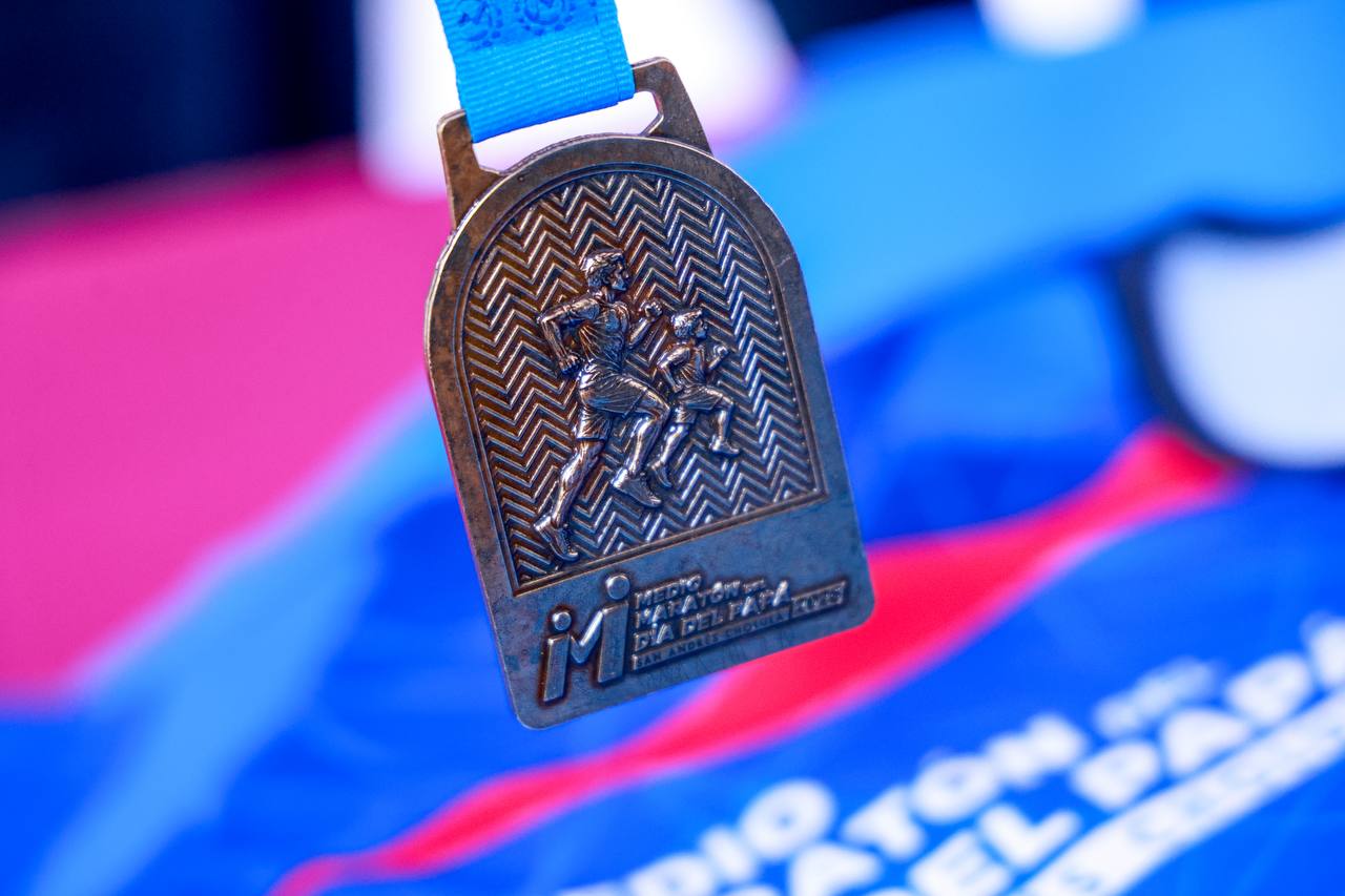 Presenta Lupita Cuautle playera y medalla de la 12ª edición del Medio Maratón del Día del Papá 2026