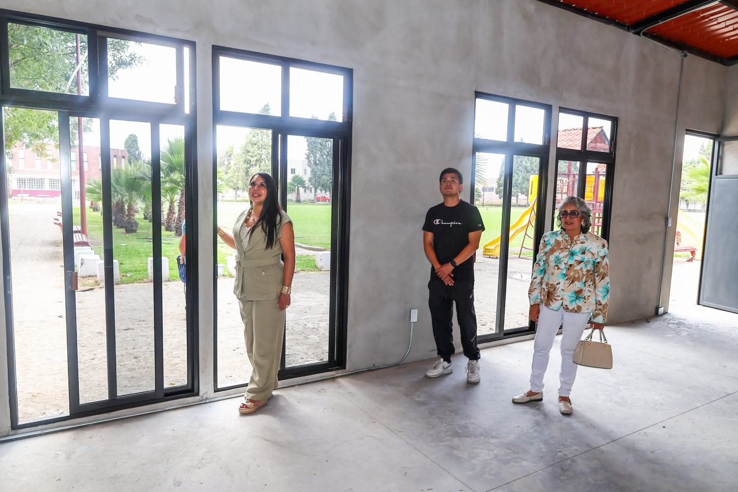 Tonantzin Fernández supervisa construcción de nuevas aulas en el Deportivo Tlachtli 