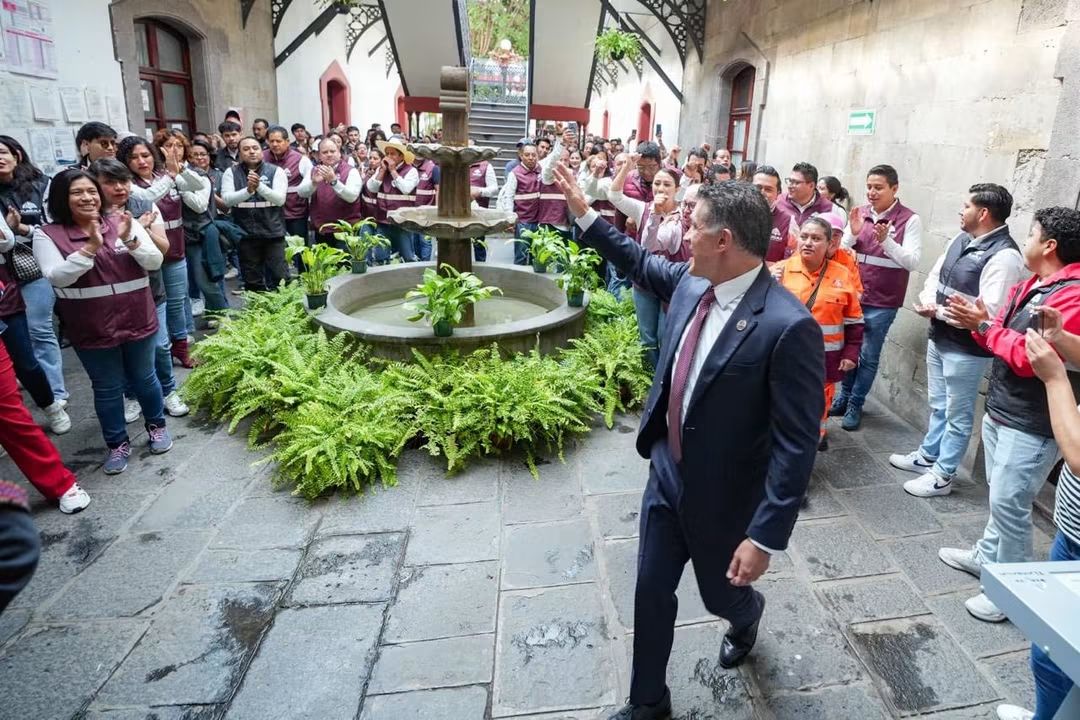 Alfonso Sánchez García se despide del ayuntamiento capitalino entre aplausos y porras