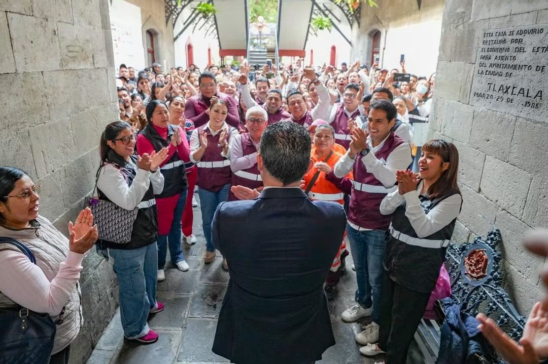 Alfonso Sánchez García se despide del ayuntamiento capitalino entre aplausos y porras