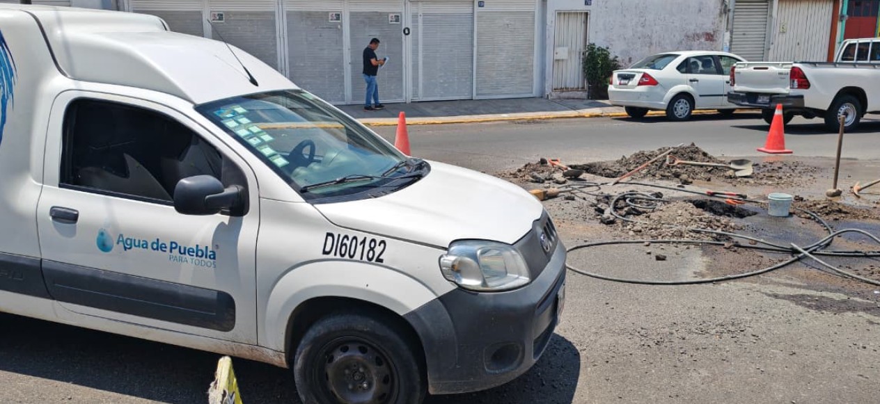 Trabajos de excavación en una calle recién pavimentada en Puebla.