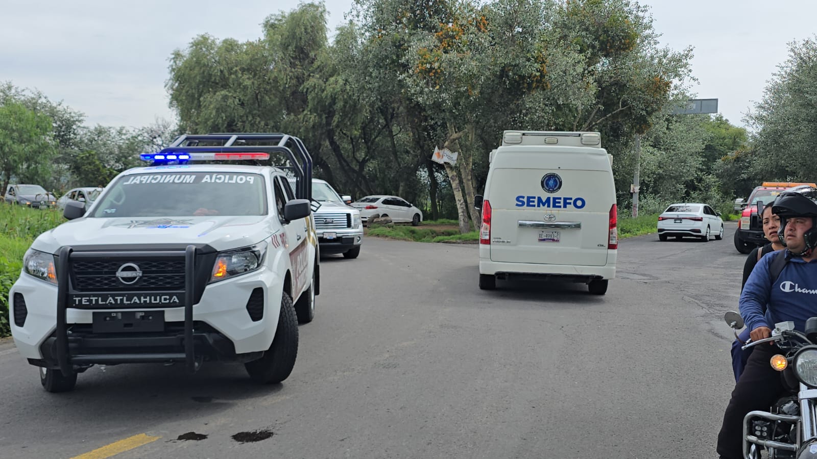 Motociclista muere tras derrapar y chocar vs árbol, en Tetlatlahuca