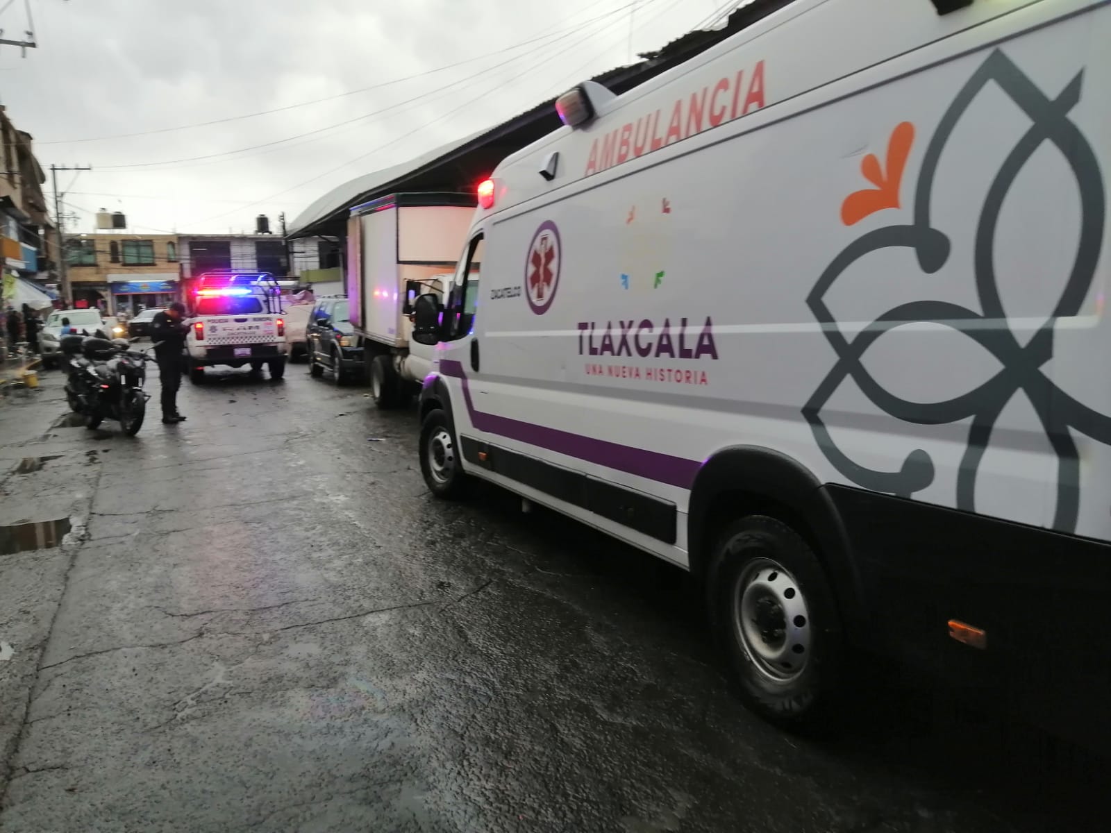Presunta discusión en el mercado de Zacatelco termina con un franelero baleado y un comerciante detenido