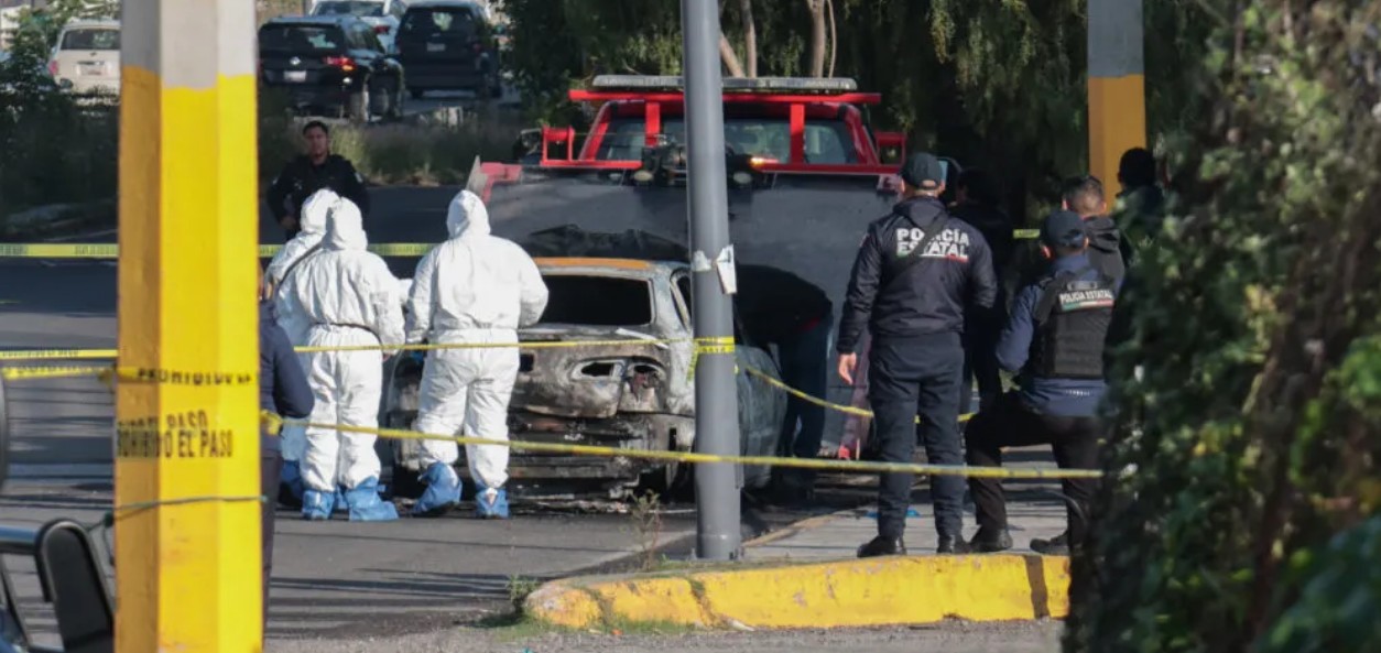 Vehículo incendiado en el Periférico Ecológico de Puebla tras hallazgo de cuerpos calcinados
