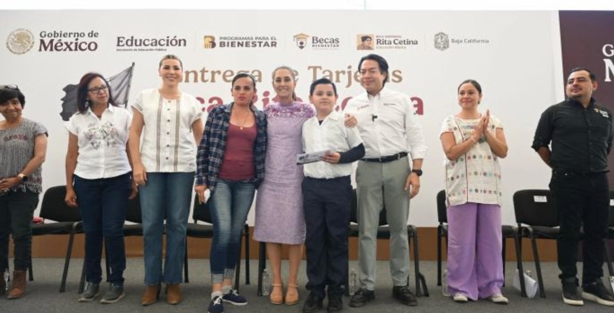 Claudia Sheinbaum entrega tarjetas de beca educativa en evento en Tijuana