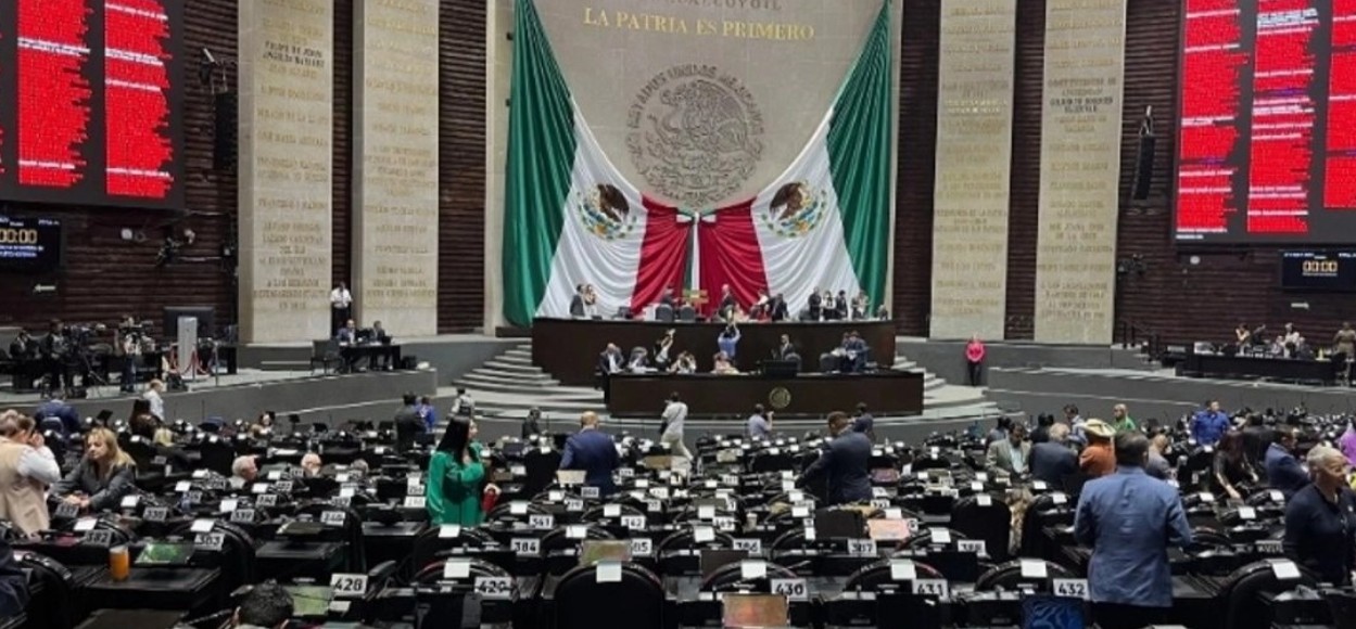 Interior de la Cámara de Diputados en México durante una sesión legislativa