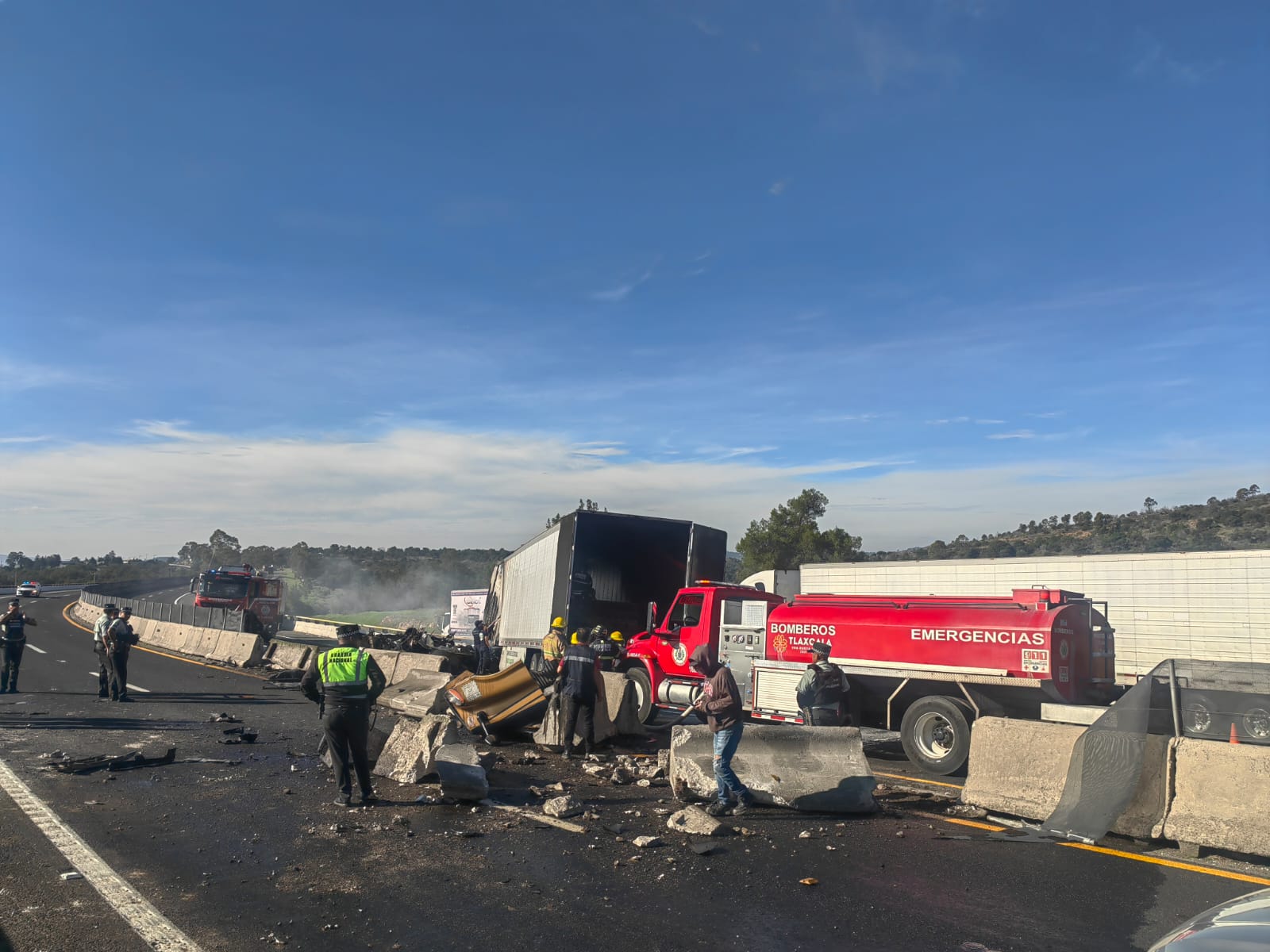 Tráiler cargado con leche se incendia tras aparatoso choque, en Tecopilco