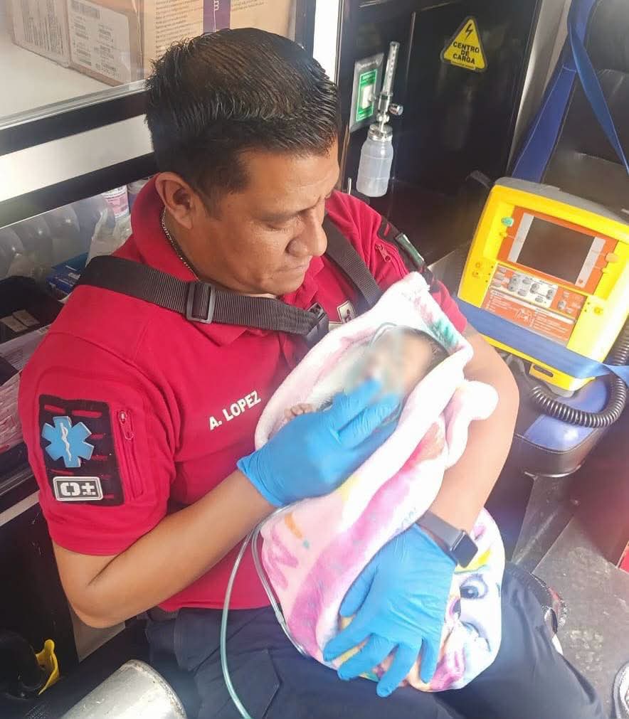 Paramédicos de San Andrés Cholula auxilian a recién nacida con dificultades respiratorias