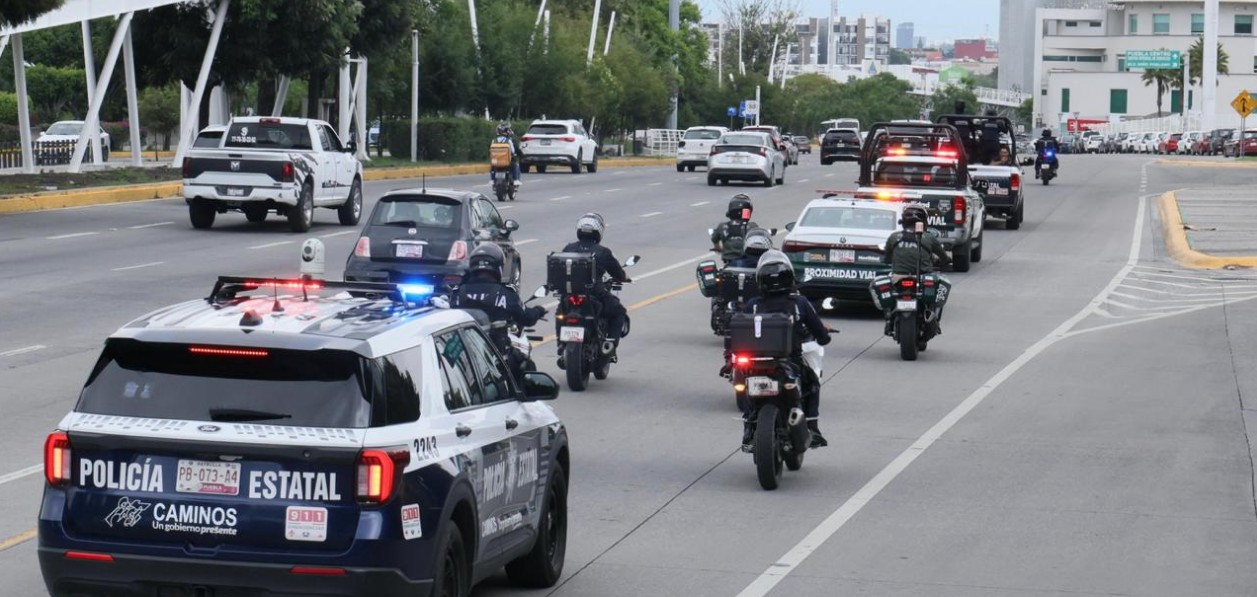 Elementos de seguridad patrullando la Vía Atlixcáyotl en operativo en Puebla
