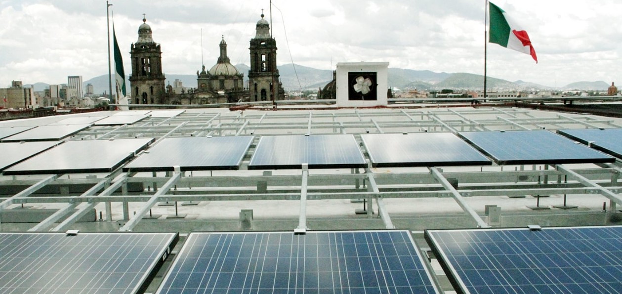 Paneles solares y aerogeneradores en un proyecto de energía renovable en México