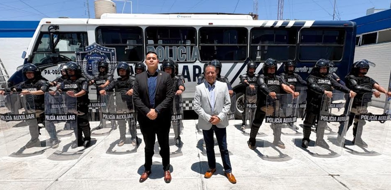 Policías durante capacitación táctica con equipo antimotín.