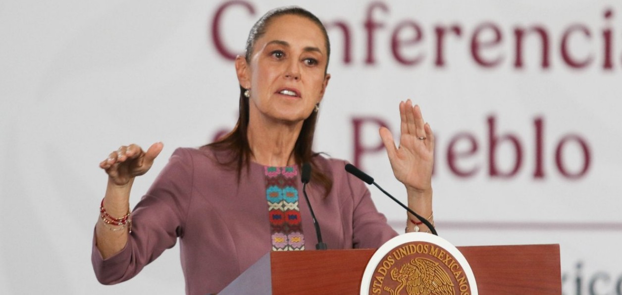 Claudia Sheinbaum durante la mañanera reaccionando a una polémica periodística