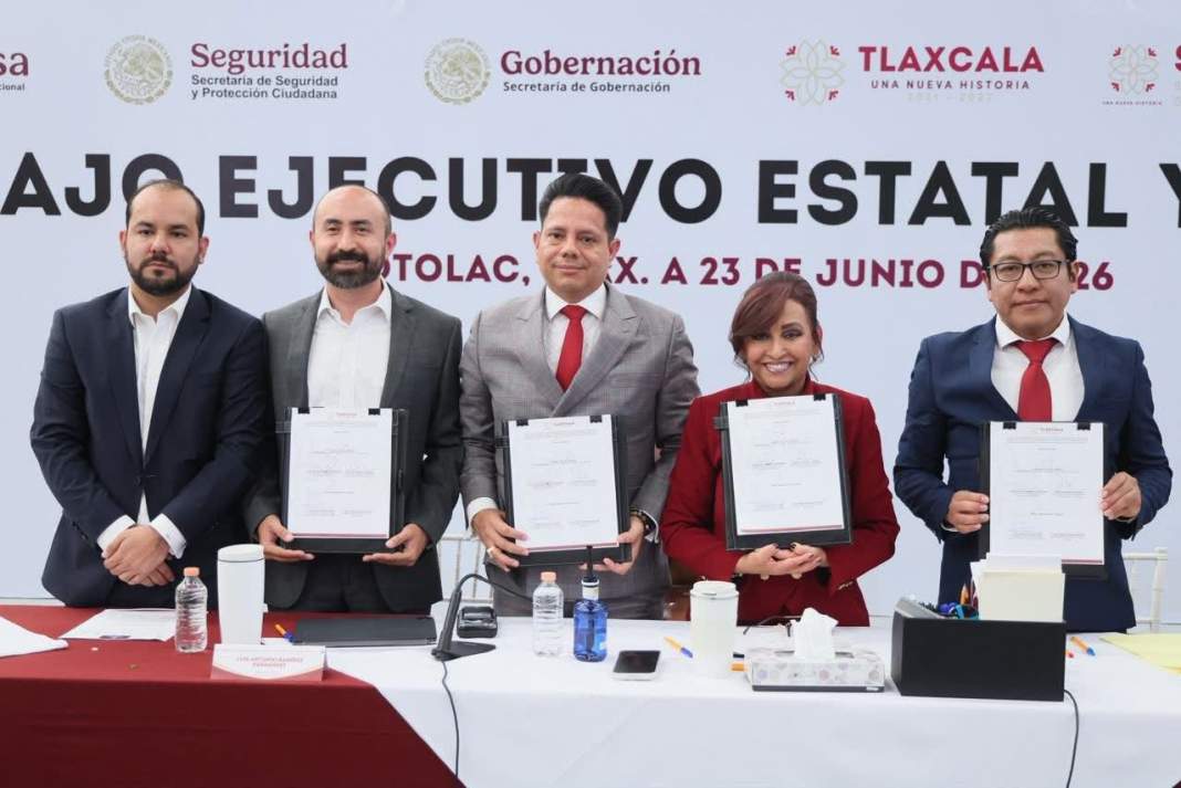 Gobernadora Lorena Cuéllar durante firma de convenio ambiental en Tlaxcala