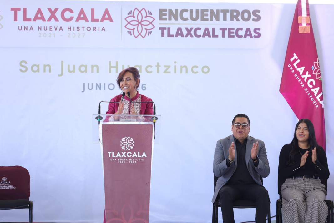 Lorena Cuéllar durante un encuentro ciudadano en San Juan Huactzinco.