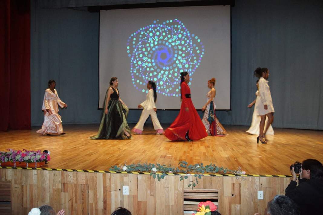 Estudiantes presentan diseños textiles en pasarela de la UATx.