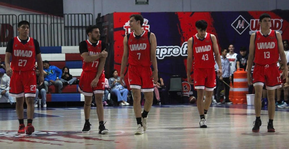 Jugadores de Tigres Blancos UMAD entrenando en una cancha de básquetbol.